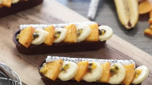 Recette : Tartelette stick cacao aux fruits exotiques et meringue pavot - Délice &amp; Création