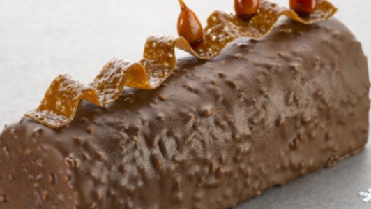 Recette : Bûche façon barre gourmande caramel cacahuète - Délice &amp; Création